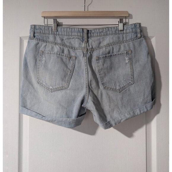 Gap | Sexy Boyfriend Shorts in Distressed Light Wash - Picture 2 of 7